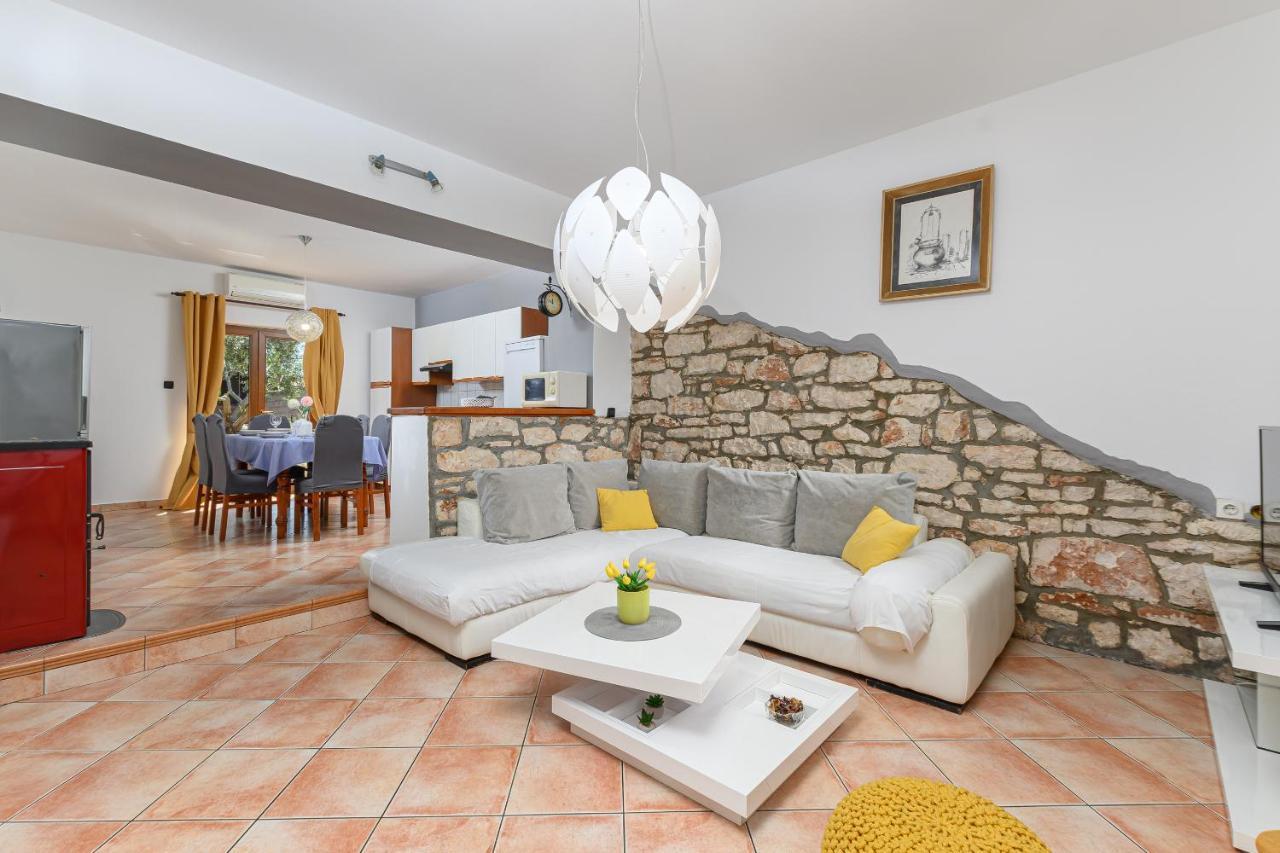 Villa Carla With Private Pool & Kids Playground - Pet Friendly Mutvoran Exteriör bild