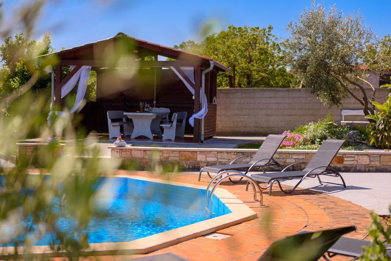 Villa Carla With Private Pool & Kids Playground - Pet Friendly Mutvoran Exteriör bild