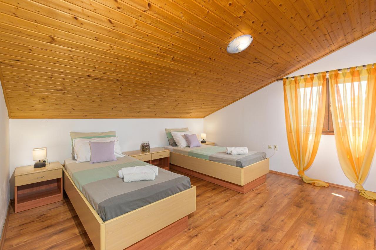 Villa Carla With Private Pool & Kids Playground - Pet Friendly Mutvoran Exteriör bild